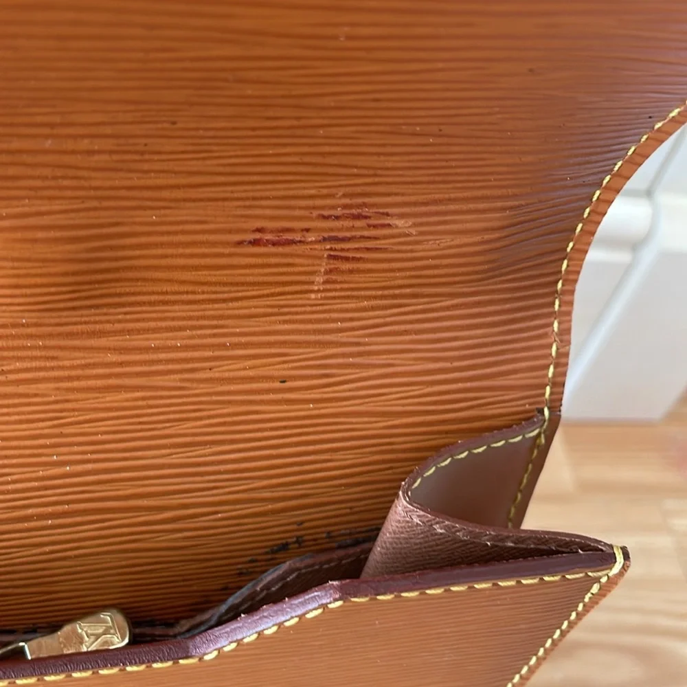 🚨LOUIS VUITTON🚨Tan Epi leather briefcase/portfolio (marks + peeling) - Picture 11 of 17